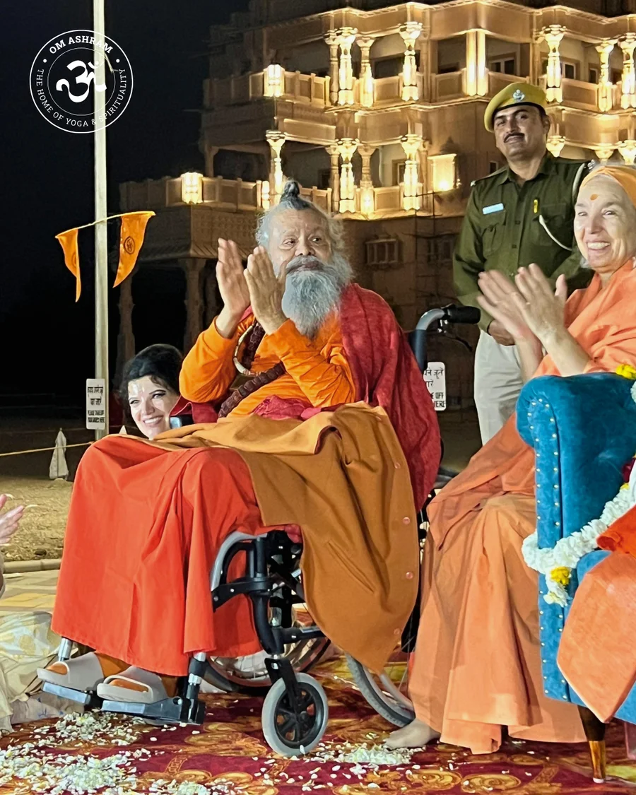 Gurudev Shree Shre Vishwaguru Ji enjoying Holi festival Rajasthan.